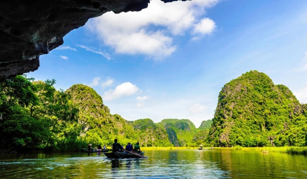 Trang An Boat Tour –  A scpecial boat ride  which you can’t not miss in Ninh Binh